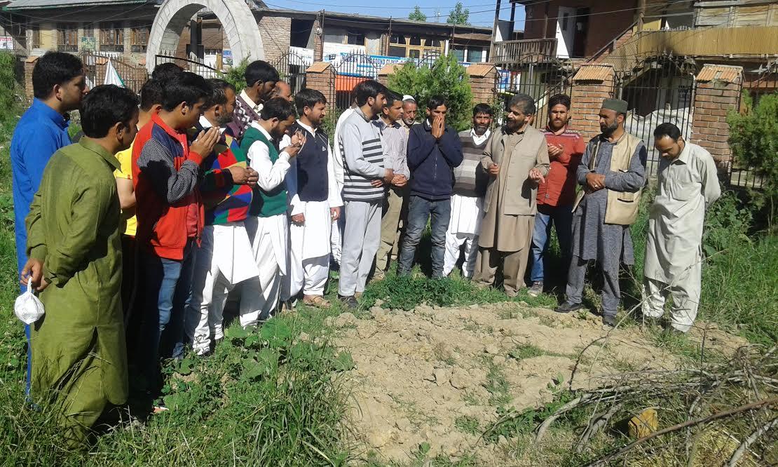 Nayeem Khan visits close relatives of Amanullah Khan, Kupwara victim families